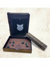 Grimoire de Durin – Coffret Dés Cuir & Bois de Peuplier | Arcane Ludique