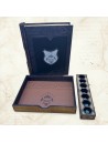 Grimoire de Durin – Coffret Dés Cuir & Bois de Peuplier | Arcane Ludique