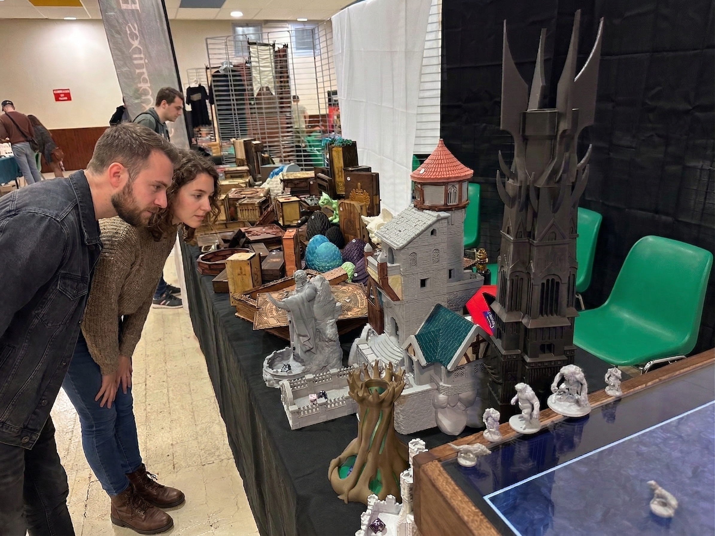 Visiteurs découvrant la table Arcane Ludique